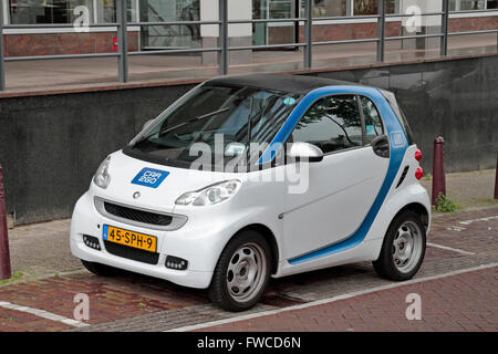 Ein Car2go Mietwagen geparkt in Amsterdam, Niederlande. Stockfoto