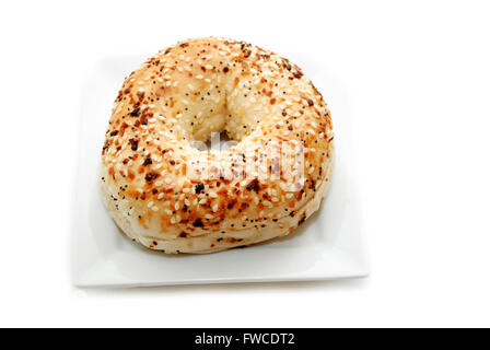 Eine ganze Mehrkorn Bagel mit verschiedenen Belägen bedeckt Stockfoto