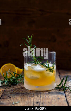 Whiskey Sour cocktail mit Rosmarin Stockfoto