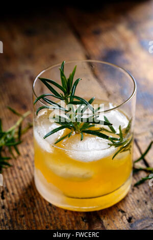 Whiskey Sour cocktail mit Rosmarin Stockfoto