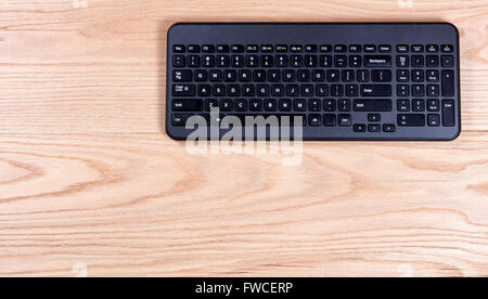 Draufsicht auf einen sauberen Schreibtisch bestehend aus modernen drahtlosen Computer-Tastatur. Stockfoto