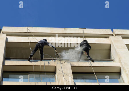 Seilzugang, Abseilen, Fensterreinigung für schwer zugängliche Glas- und Steinarbeiten. Männer, die in der Höhe mit Seilen arbeiten. Person. 10 Frühlingsgärten Stockfoto