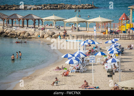 Strand, gesehen vom Gehweg in The Independence Park (Gan ha-Atsmaut) in der Stadt Tel Aviv, Israel Stockfoto