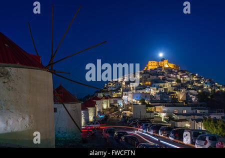 Windmühlen in Chora Astypalea Insel Griechenland unter dem Mond Stockfoto