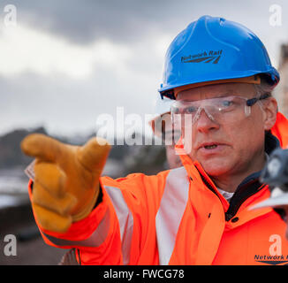 02.05.13 Network Rail CEO Mark Carne - Dawlish Bahnhof - Besichtigung Schadens Stockfoto