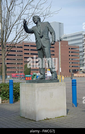 Statue von Sir Bobby Robson außerhalb Ipswich Town Football Club im Portman Road, Ipswich, Suffolk, UK. War er Manager des Clubs Stockfoto