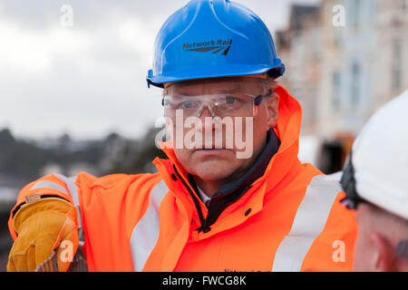 02.05.13 Network Rail CEO Mark Carne - Dawlish Bahnhof - Besichtigung Schadens Stockfoto