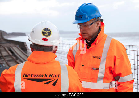 02.05.13 Network Rail CEO Mark Carne - Dawlish Bahnhof - Besichtigung Schadens Stockfoto