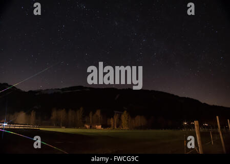 Nachthimmel mit viele glänzende Sterne Stockfoto