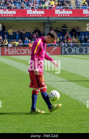 VILLARREAL, Spanien - 20 MAR: Leo Messi wärmt sich vor dem La Liga-Spiel zwischen FC Villarreal CF und FC Barcelona im El Madrigal Stockfoto