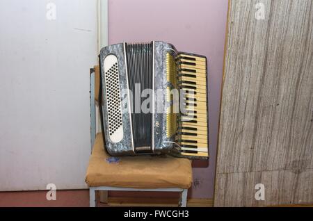 Odessa, Ukraine. Ein Akkordeon sitzt auf einem Stuhl im Myakie Kinder Camp, wo Kinder aus armen Familien für einen Urlaub gesendet werden. Stockfoto