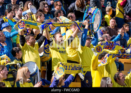 VILLARREAL, Spanien - 20 MAR: Fans bei der La Liga-Match zwischen Villarreal CF und FC Barcelona im El Madrigal-Stadion am 20. März, Stockfoto