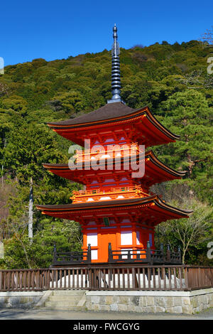 Orange dreistöckige Pagode in Kiyomizu-Dera-Tempel in Kyoto, Japan Stockfoto