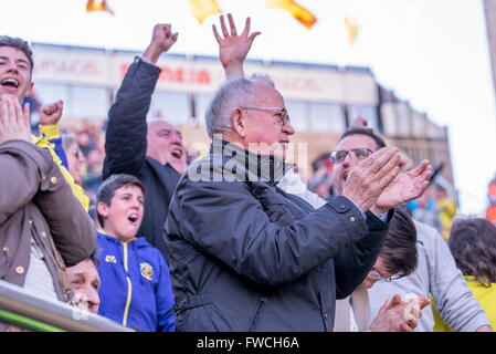 VILLARREAL, Spanien - 20 MAR: Fans bei der La Liga-Match zwischen Villarreal CF und FC Barcelona im El Madrigal-Stadion am 20. März, Stockfoto