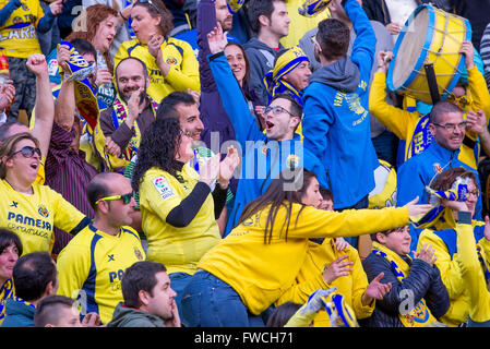 VILLARREAL, Spanien - 20 MAR: Fans bei der La Liga-Match zwischen Villarreal CF und FC Barcelona im El Madrigal-Stadion am 20. März, Stockfoto