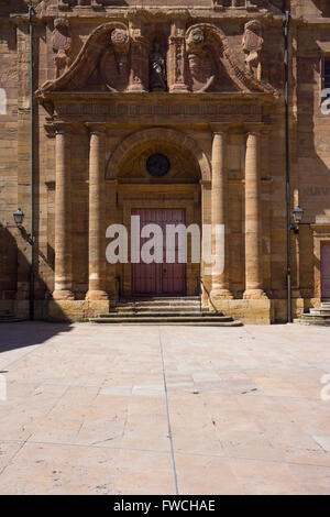 Eingang der Parroquia San Isidoro El Real Kirche in Oviedo. Stockfoto