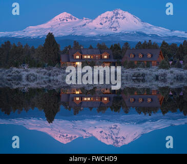 USA, Oregon, Deschutes County Central Oregon, Cascade Mountains, Schwestern, Log Hause und drei Schwestern spiegeln sich im Teich Stockfoto