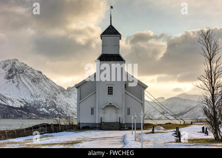 Gimsoy Kirche auf den Lofoten im Winter. Es ist eine Pfarrkirche in der Gemeinde Vagan in Nordland Grafschaft, Norwa Stockfoto