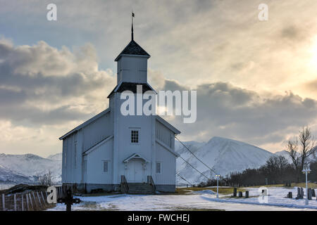 Gimsoy Kirche auf den Lofoten im Winter. Es ist eine Pfarrkirche in der Gemeinde Vagan in Nordland Grafschaft, Norwa Stockfoto