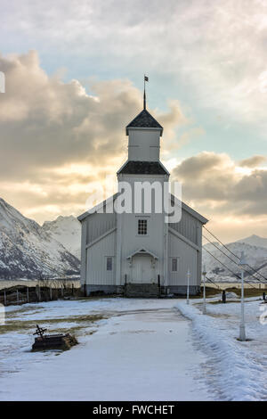 Gimsoy Kirche auf den Lofoten im Winter. Es ist eine Pfarrkirche in der Gemeinde Vagan in Nordland Grafschaft, Norwa Stockfoto