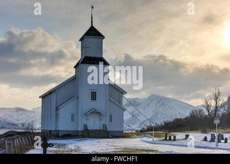 Gimsoy Kirche auf den Lofoten im Winter. Es ist eine Pfarrkirche in der Gemeinde Vagan in Nordland Grafschaft, Norwa Stockfoto