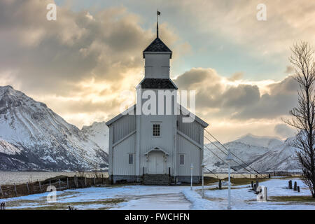 Gimsoy Kirche auf den Lofoten im Winter. Es ist eine Pfarrkirche in der Gemeinde Vagan in Nordland Grafschaft, Norwa Stockfoto