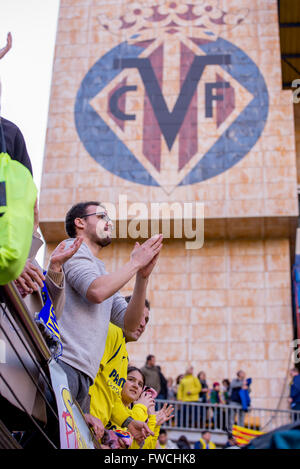 VILLARREAL, Spanien - 20 MAR: Fans bei der La Liga-Match zwischen Villarreal CF und FC Barcelona im El Madrigal-Stadion am 20. März, Stockfoto