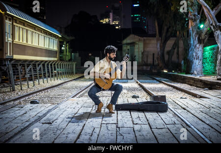 Mann spielt Gitarre im Bereich der Jaffa-Bahnhof in Tel Aviv Israel. Heute ist es Freizeit Ort namens The Station Stockfoto