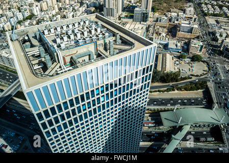 Stadt Tel Aviv in Israel. Luftaufnahme von Aussichtsplattform in Azrieli Center runden Turm mit Azrieli Center Square Tower Stockfoto