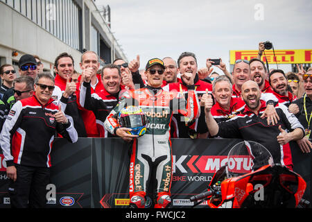 Motorland Aragon, Spanien. 3. April 2016. Weltmeisterschaft Motul FIM von Superbikes. Chaz Davies #7, Ducati 1199 Panigale R Fahrer der Superbike und sein Team feiert den Sieg nach dem Rennen in der Welt Meisterschaft Motul FIM von Superbikes aus der Circuito de Motorland. Bildnachweis: Action Plus Sport Bilder/Alamy Live News Stockfoto