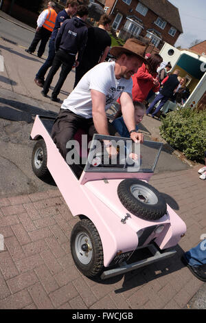 Bromyard, Herefordshire UK - April 2016 - die erste Speed Festival durch die Straßen von Bromyard der Geburtsort von Morgan Motoring Company. Hier wird gezeigt, dass eine elektrisch betriebene Rebel Replica Land Rover in Malvern, Worcestershire und kostet ca. £4.000 gebaut. Stockfoto