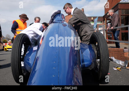 Bromyard, Herefordshire, UK April 2016 - die Antrittsrede Bromyard Speed Festival.  Ingenieure bereiten die legendären Bluebird einmal Gefahren von Sir Malcom Campbell - das Auto ist ein 1920 Sunbeam 350 HP. Im Jahr 1925 brach Campbell den Welt Land Geschwindigkeitsrekord in diesem Fahrzeug zum dritten Mal mit einer Geschwindigkeit von 150,75 km/h. Die Bluebird gehört zu den National Motor Museum in Beaulieu. Stockfoto