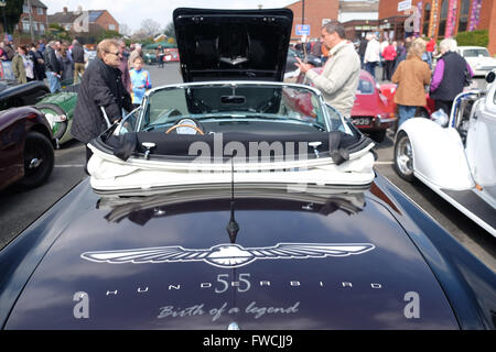 Bromyard, Herefordshire, UK April 2016 - die erste Speed Festival durch die Straßen von Bromyard der Geburtsort von Morgan Motoring Company. Die hier gezeigte ist ein 1955 Ford Thunderbird Oldtimer. Stockfoto