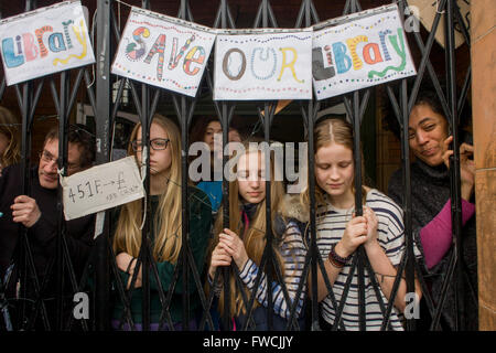 London, UK. 3. April 2016. London, 3. April 2016: Aktivisten protestieren die Schließung von Lambeth Rat der Carnegie-Bibliothek in Herne Hill, Südlondon bleiben auf dem Gelände am 3. Tag der Besetzung, 3. April 2016. Die böse Gemeinde im Stadtteil South London haben ihre wichtige Ressource für Lern- und gesellschaftlicher Mittelpunkt für das Wochenende besetzt. Bildnachweis: RichardBaker/Alamy Live-Nachrichten Stockfoto