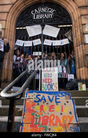 London, UK. 3. April 2016. London, 3. April 2016: Aktivisten protestieren die Schließung von Lambeth Rat der Carnegie-Bibliothek in Herne Hill, Südlondon bleiben auf dem Gelände am 3. Tag der Besetzung, 3. April 2016. Die böse Gemeinde im Stadtteil South London haben ihre wichtige Ressource für Lern- und gesellschaftlicher Mittelpunkt für das Wochenende besetzt. Bildnachweis: RichardBaker/Alamy Live-Nachrichten Stockfoto