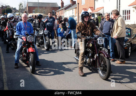 Bromyard Herefordshire April 2016 - die Antrittsrede Bromyard Speed Festival durch die Straßen von Bromyard der Geburtsort von Morgan Motoring Company. Die Veranstaltung umfasste sowohl Autos und Motorräder einschließlich Ariel und BSA Motorräder hier gezeigt. Stockfoto