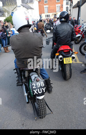 Bromyard Herefordshire warten April 2016 - Motorradfahrer zur Teilnahme an der ersten Speed-Festival durch die Straßen von Bromyard der Geburtsort von Morgan Motoring Company. Die Veranstaltung umfasste sowohl Autos und Motorräder. Stockfoto