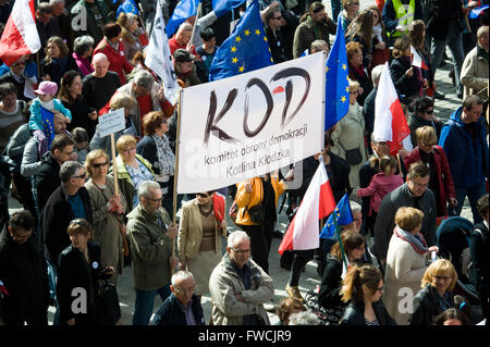 Wroclaw, Polen. 3. April 2016. Tausende, die Unterstützung des Ausschusses für die Verteidigung der Demokratie (KOD) versammelten sich in Breslau gegen die polnische Regierung zu protestieren. © Marcin Rozpedowski/Pacific Press/Alamy Live-Nachrichten Stockfoto