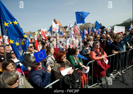 Wroclaw, Polen. 3. April 2016. Tausende, die Unterstützung des Ausschusses für die Verteidigung der Demokratie (KOD) versammelten sich in Breslau gegen die polnische Regierung zu protestieren. © Marcin Rozpedowski/Pacific Press/Alamy Live-Nachrichten Stockfoto