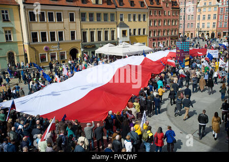 Wroclaw, Polen. 3. April 2016. Tausende, die Unterstützung des Ausschusses für die Verteidigung der Demokratie (KOD) versammelten sich in Breslau gegen die polnische Regierung zu protestieren. © Marcin Rozpedowski/Pacific Press/Alamy Live-Nachrichten Stockfoto