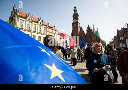 Wroclaw, Polen. 3. April 2016. Tausende, die Unterstützung des Ausschusses für die Verteidigung der Demokratie (KOD) versammelten sich in Breslau gegen die polnische Regierung zu protestieren. © Marcin Rozpedowski/Pacific Press/Alamy Live-Nachrichten Stockfoto