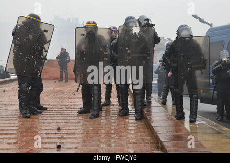 Französisch riot Polizei in Aktion in Toulouse, Südwesten von Frankreich, während einer Demonstration gegen ein neues Arbeitsgesetz Gouvernment. Stockfoto