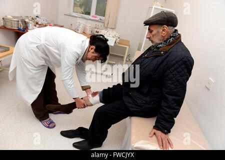 (160404)--Berg-Karabach, 4. April 2016 (Xinhua)--ein verletzter Mann erhält medizinische Behandlung in einem Krankenhaus in Aserbaidschans Terter Bezirk angrenzenden Region Berg-Karabach, 3. April 2016. Aserbaidschan einseitig alle militärischen Operationen und Bekämpfungsmaßnahmen in den hochgespannten umstrittenen Region Berg-Karabach mit Armenien ausgesetzt, sagte der aserbaidschanischen Verteidigungsministerium am Sonntag. (Xinhua/Tofik Babayev) (Djj) Stockfoto