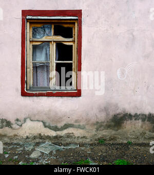 (160404)--Berg-Karabach, 4. April 2016 (Xinhua)--Fenster in die jüngsten Konflikte in Aserbaidschans Terter Bezirk angrenzenden Region Berg-Karabach, 3. April 2016 zu sehen sind. Aserbaidschan einseitig alle militärischen Operationen und Bekämpfungsmaßnahmen in den hochgespannten umstrittenen Region Berg-Karabach mit Armenien ausgesetzt, sagte der aserbaidschanischen Verteidigungsministerium am Sonntag. (Xinhua/Tofik Babayev) (Djj) Stockfoto