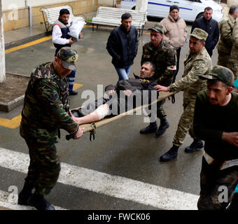 (160404)--Berg-Karabach, 4. April 2016 (Xinhua)--ein verletzter Soldat wird in ein Krankenhaus in Aserbaidschans Terter Bezirk angrenzenden Region Berg-Karabach, 3. April 2016 gesendet. Aserbaidschan einseitig alle militärischen Operationen und Bekämpfungsmaßnahmen in den hochgespannten umstrittenen Region Berg-Karabach mit Armenien ausgesetzt, sagte der aserbaidschanischen Verteidigungsministerium am Sonntag. (Xinhua/Tofik Babayev) (Djj) Stockfoto