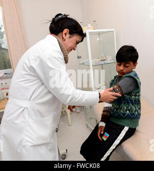 (160404)--Berg-Karabach, 4. April 2016 (Xinhua)--ein verletztes Kind erhält medizinische Behandlung in einem Krankenhaus in Aserbaidschans Terter Bezirk angrenzenden Region Berg-Karabach, 3. April 2016. Aserbaidschan einseitig alle militärischen Operationen und Bekämpfungsmaßnahmen in den hochgespannten umstrittenen Region Berg-Karabach mit Armenien ausgesetzt, sagte der aserbaidschanischen Verteidigungsministerium am Sonntag. (Xinhua/Tofik Babayev) (Djj) Stockfoto