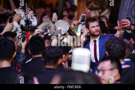 Singapur. 3. April 2016. Schauspieler Chris Hemsworth findet ein Selbstporträt mit Fans während der Film-Premiere von "Huntsman: Winter Krieg" in den Universal Studios Singapur, 3. April 2016 statt. Der Film startet am 14. April Screening in Singapur. Bildnachweis: Dann Chih Wey/Xinhua/Alamy Live News Stockfoto