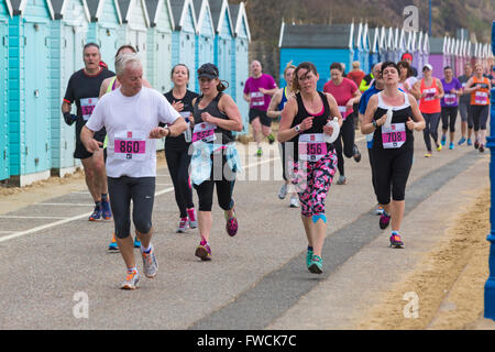 Bournemouth, Dorset, Vereinigtes Königreich, 3. April 2016. Läufer, die am 10k-km-Lauf teilnehmen, sind Teil der Bournemouth Bay und laufen entlang der Küste von Bournemouth. Die Teilnehmer wollen lebenswichtige Mittel für die britische Herzstiftung zur Bekämpfung von Herzkrankheiten aufbringen. Das Wetter begann kühl und bewölkt, gefolgt von Sonnenschein und Wärme. Stockfoto