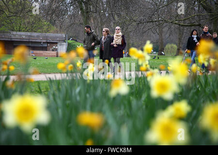 St James Park, London 3. April 2016 - Touristen zu Fuß in St James Park, London während einer warmen Sonntagnachmittag. Bildnachweis: Dinendra Haria/Alamy Live-Nachrichten Stockfoto