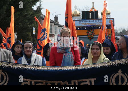 Hounslow, London, UK. 3th. April 2016. Seema Malhotra Arbeits- und kooperative MP für Feltham und Heston. Schatten Hauptsekretärin zum Fiskus und Ruth Cadbury Labour-Partei Politiker im Vereinigten Königreich.  Abgeordneter für den Wahlkreis von Brentford und Isleworth seit Erlangung des Sitzes bei den Parlamentswahlen 2015 nahmen an der heutigen Feier des Vaisakhi, The Sikh-Festival in London Hounslow .@Paul Quezada-Neiman/Alamy Live News Stockfoto